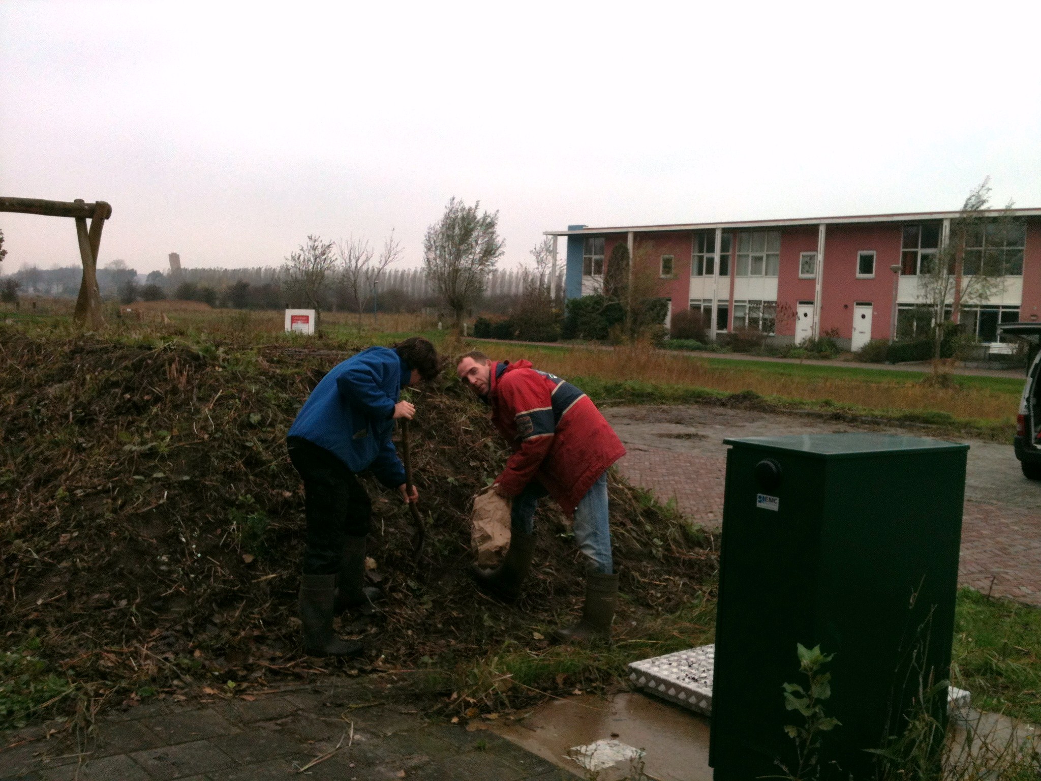 Bollen planten op de Septicterp door de mannen van Klavertje 4 4 2013-11-14 14.15.05